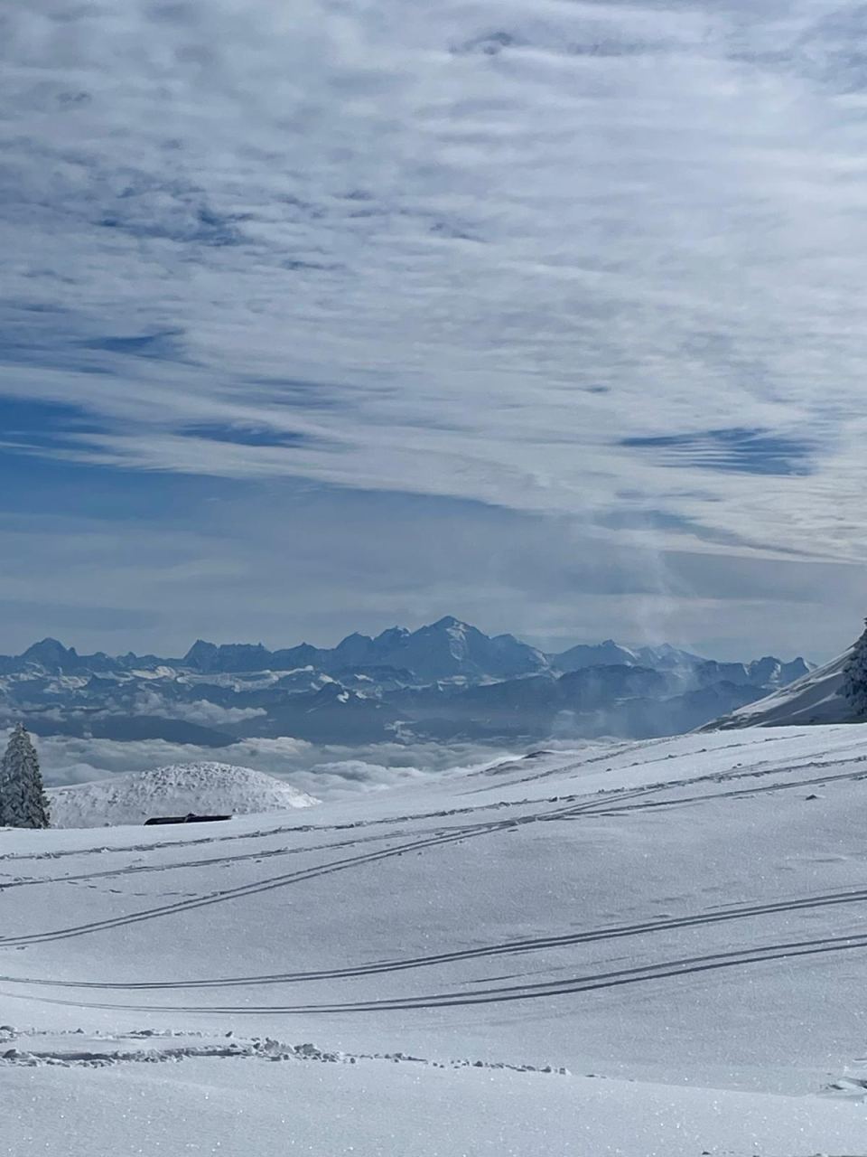 Les Alpes à l'horizon, premiers regards depuis la crête
